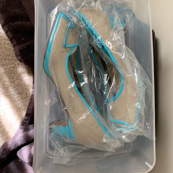 Classique, Turquoise and Grey / Taupe  shoe NWOT - Picture 2 of 5